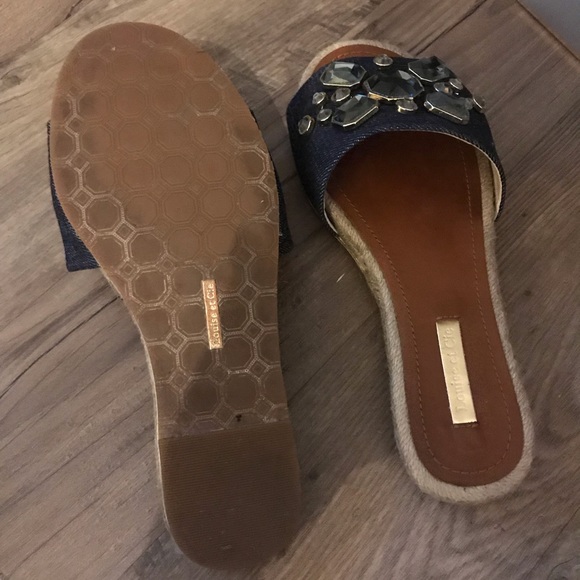 Beautiful pair of Louise et Cie flat denim sandals - Picture 5 of 5